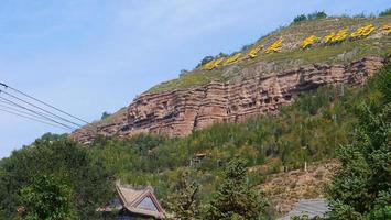 templo tulou de la montaña beishan, templo yongxing en xining china. foto