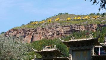 templo tulou de la montaña beishan, templo yongxing en xining china. foto