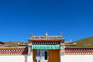 monasterio budista tibetano arou da temple en qinghai china. foto