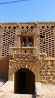 Arquitectura de la casa secada al aire de uva en turpan uva valley, xinjiang foto