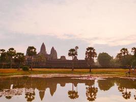 La herencia del templo antiguo de Angkor Wat al amanecer en Siem Ream, Camboya foto