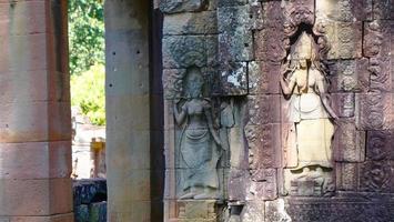 Tallar la piedra en Banteay Kdei en Siem Reap, Camboya foto