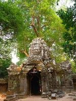 Ruina de piedra en el templo de ta som en el complejo de angkor wat, siem reap, camboya. foto