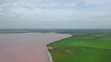 vue aérienne du magnifique lac salé, sasyk - sivash en crimée. video