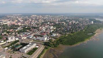vista aérea de la ciudad de tomsk y del río tom. verano en siberia, rusia. video