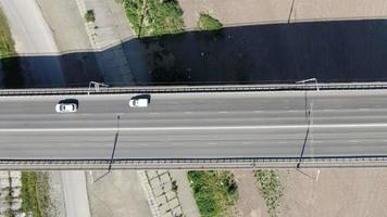 Luftaufnahmen. Autos fahren über die Brücke über den Tom River, Tomsk