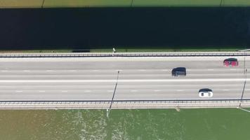Luftaufnahmen. Autos fahren über die Brücke über den Tom River, Tomsk