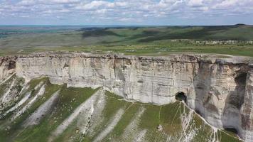 luchtfoto van rotsachtige berg witte rots of ak-kaya, krim. video