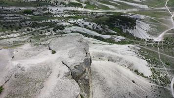 vista aérea de la roca blanca de las montañas rocosas o ak-kaya, crimea.