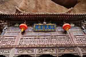 Templo en tianshui wushan cuevas de cortina de agua, gansu china foto