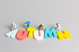 Equipo de trabajadores de personas en miniatura pintura de otoño con lugar para texto
