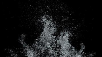 Wasserspritzer Zeitlupe mit Tröpfchen auf schwarzem Hintergrund.