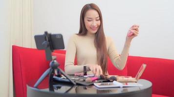 joven mujer asiática revisión en línea cosmética video