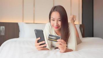 la donna usa la carta di credito per lo shopping online video