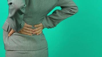 Rückenschmerzen. Geschäftsfrau mit Rückenverletzung. video