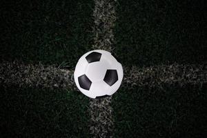 Balón de fútbol en la línea blanca en el estadio. foto