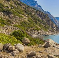 Paisajes naturales en la isla de Kos, Grecia, montañas, acantilados, rocas. foto