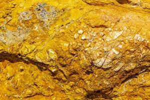 Cantos rodados y rocas de color amarillo dorado en la isla de Kos, Grecia.