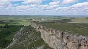 vista aérea de la roca blanca de las montañas rocosas o ak-kaya, crimea. video