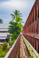 Viejo puente francés de tablero de madera Luang Prabang Laos Asia. foto