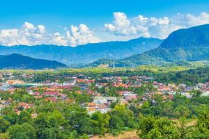 ciudad de luang prabang en panorama de paisaje de laos con cordillera. foto