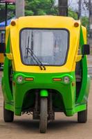 Rickshaw tuk tuk electrónico ecológico en luang prabang laos. foto