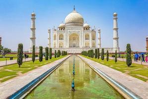 panorama del taj mahal en agra india con increíbles jardines simétricos. foto