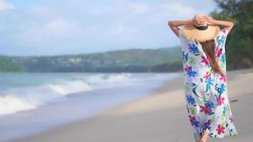 mujer asiática disfruta de un día en la playa video