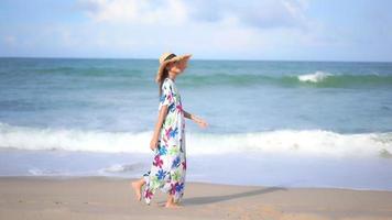 mujer asiática disfruta de un día en la playa video