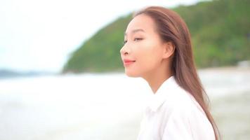 asiatisk kvinna njuter av en dag på stranden video