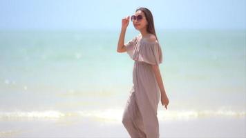 aziatische vrouw geniet van een dag op het strand video