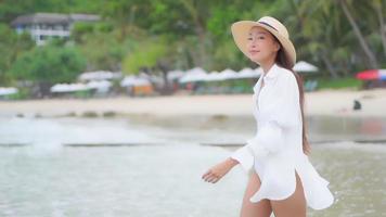 la donna asiatica si gode una giornata in spiaggia video