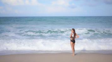 mujer asiática disfruta de un día en la playa video