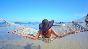 aziatische vrouw geniet van een dag op het strand video