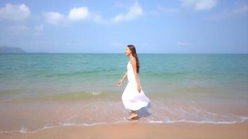 mujer asiática disfruta de un día en la playa video