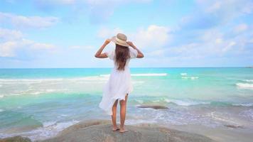 femme asiatique profite d'une journée à la plage video