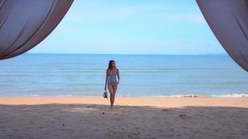 mujer asiática disfruta de un día en la playa
