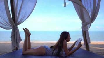 aziatische vrouw geniet van een dag op het strand video