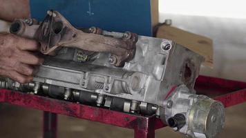Cerrar el reemplazo del colector de escape del motor de coche en el taller de reparación video