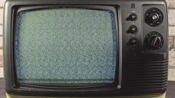 Vintage analoges altes Fernsehmodell manuelle Kanalsuche video