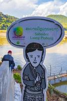 luang prabang, laos 2018- bienvenido al puente de bambú del río mekong luang prabang laos