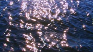la surface de l'eau de l'océan bleu avec des étoiles scintillantes video