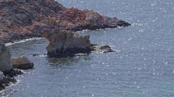 das glitzernde Wasser des Ozeans und die Klippen am Ufer video