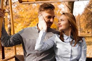 Pareja romántica en el parque de otoño - concepto de amor, relación y citas