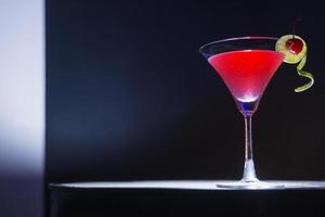 Cóctel de martini de cereza en el bar foto