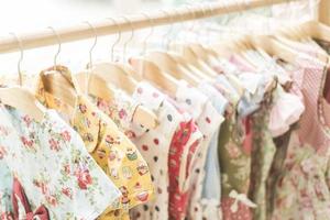Patrón floral vestidos de niña en la tienda foto