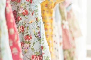 Patrón floral vestidos de niña en la tienda foto