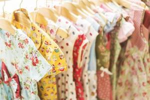 vestidos de niña en la exhibición de la tienda foto