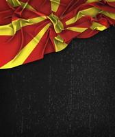 República de Macedonia bandera vintage en una pizarra negra grunge foto