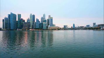 laps de temps des bâtiments à la lumière du jour de la ville de singapour video